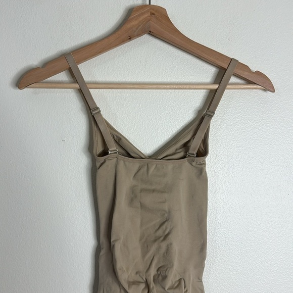 Skims Seamless Sculpt Mid Thigh Bodysuit in clay size small NWOT - Picture 9 of 11